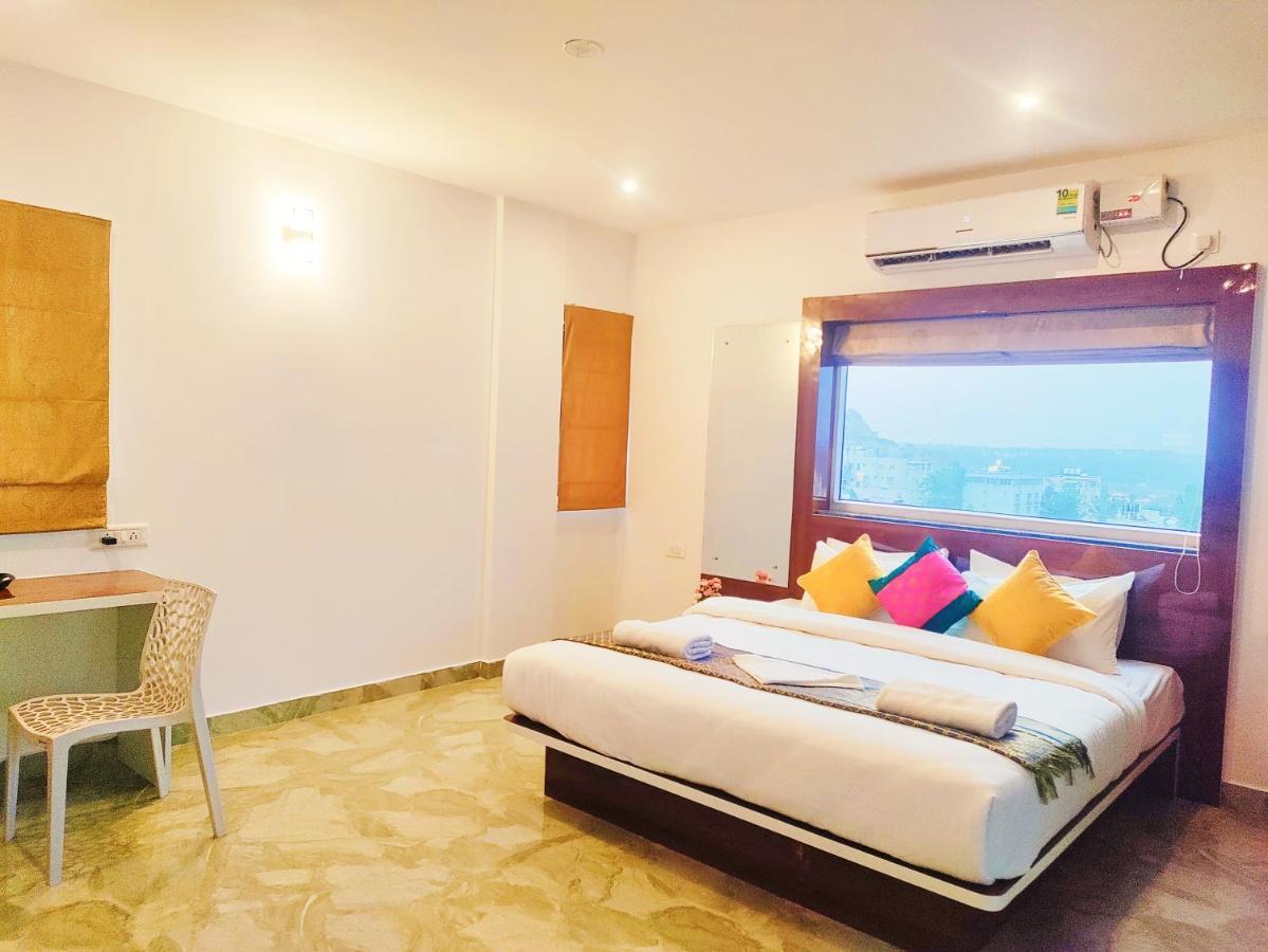 Keerthis Royal Suites - Near International Airport Terminal 1 And 2 Yelahanka Exterior foto